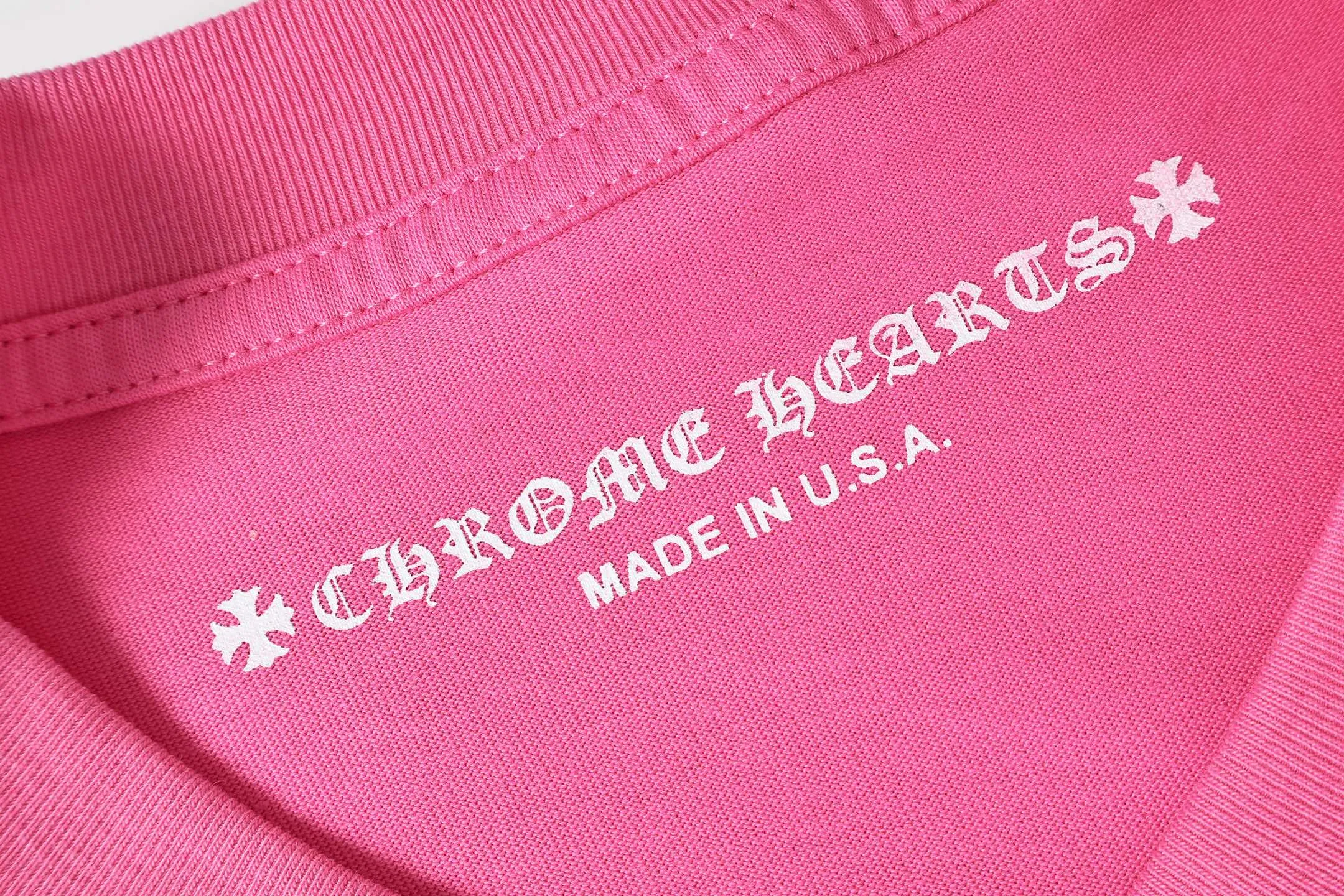 P150 Cross-border running quantity model, please do not place an order if you pursue quality - Chrome Hearts/Chrome Heart Graffiti✍️Letter cross short-sleeved T-shirt - High weight, high density and high quality. The wool is soft, delicate and skin-friendly. Soft and silky to the touch. Excellent warmth and skin-friendly properties - Custom-woven and custom-dyed, no color difference, regardless of fabric or workmanship details. Comparing the ordinary version on the market -Colour: pink -Size: S M L XL